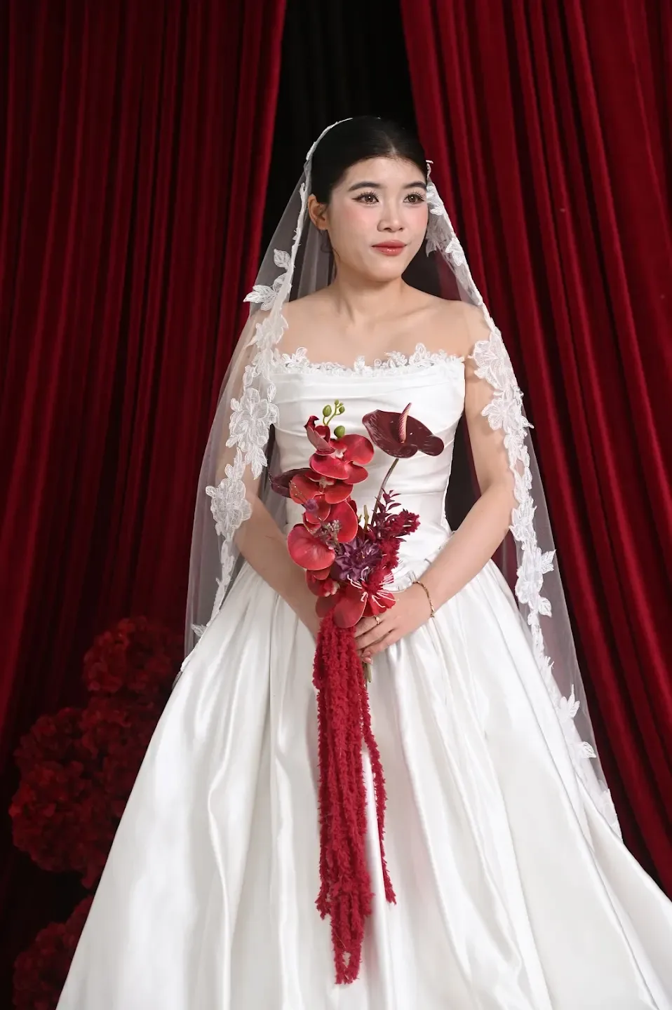 Chân dung cô dâu Diệu Hằng bên phông nhung đỏ